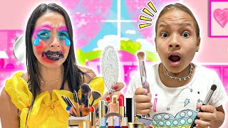 Gatinha das Artes FINGE BRINCAR de MAQUIADORA e ajuda a MAMÃE | Pretend Play Makeup Toys