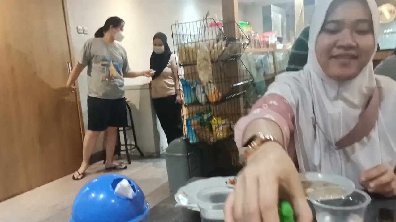 PEJUANG GARIS : 2  NYOBA MENU DI CAFE SENTRA HARAPAN BUNDA