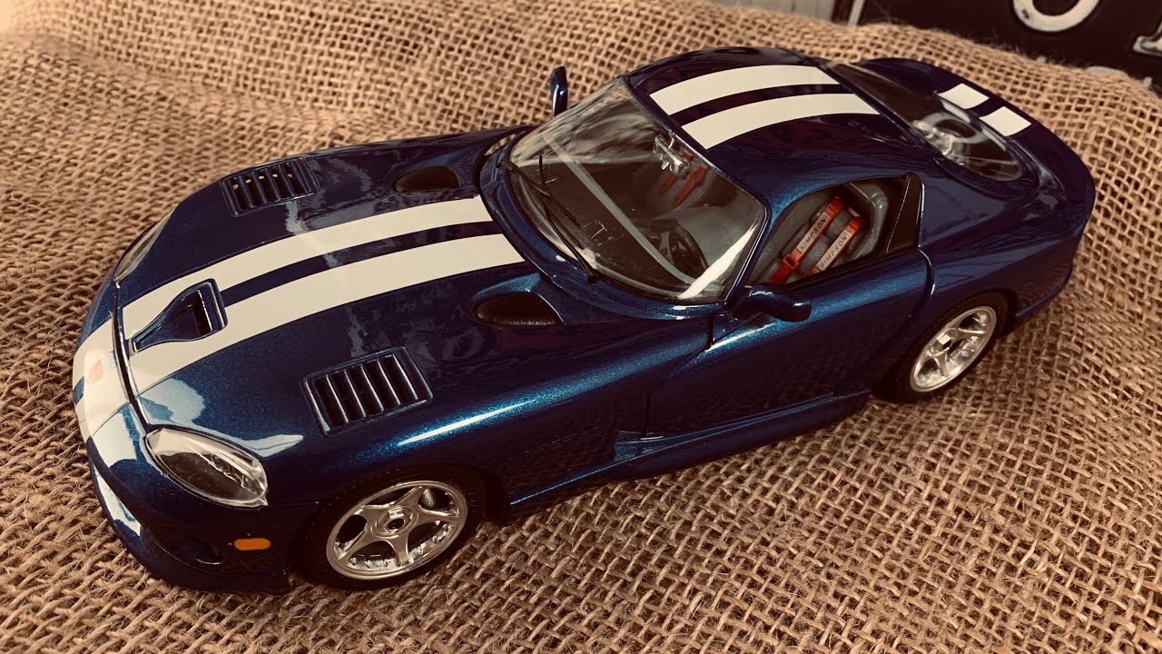 burago Dodge Viper 1/18 アメリカ国旗デザイン Dodge Viper GTS coupe 1:18 Bburago - YouTube