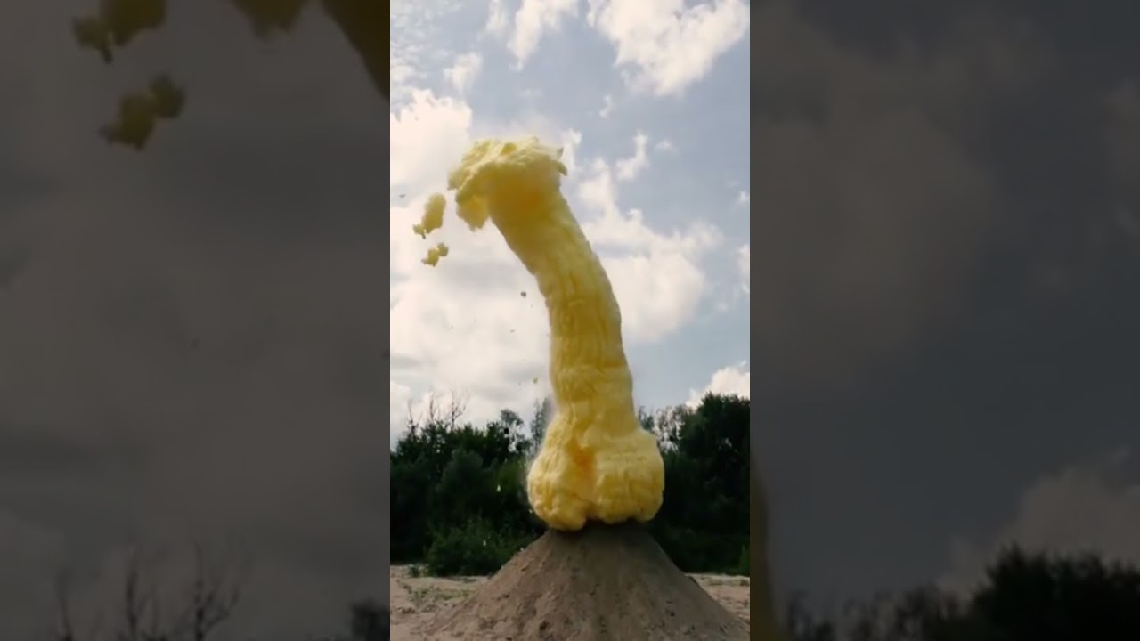 EXPERIMENT : Big Blue Eruption Volcano Toothpaste From Coca-cola  , Mirinda ,Fanta and mentos 003