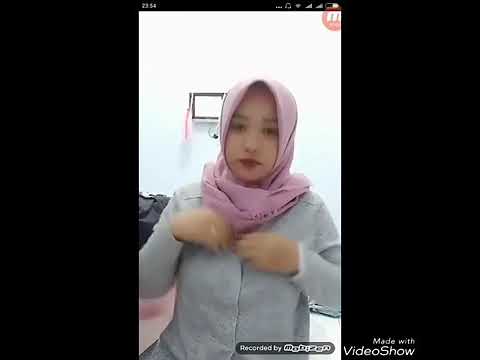 Cewek jilbab bukak bukaan di depan kamera