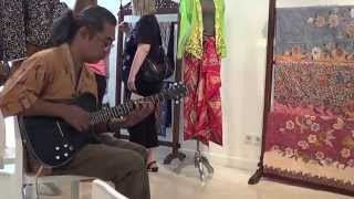 "Here's that rainy day" (Jimmy van Heusen, lirik Jonny Burke)-Agam Hamzah