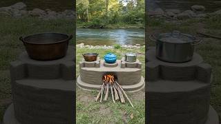 Fogón E Arcilla Al Frente Del Río