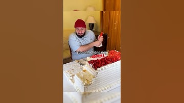 Anh chàng tội nghiệp một mình ăn hết chiếc bánh sinh nhật vì không ai đến dự 🥹