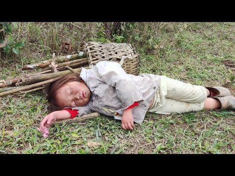 The beautiful girl helped the little girl renovate her house.|bé ánh Orphan