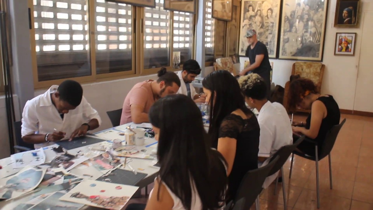 contemporáneo rae Taller de collage e instalación del artista Jon Legere