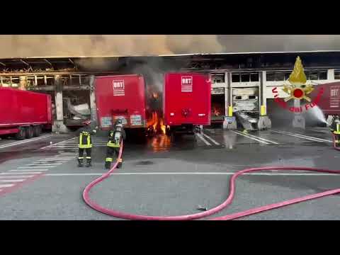Video Milano, incendio deposito BRT fumo visibile a distanza