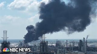 Louisiana petroleum refinery fire and chemical leak forces evacuations