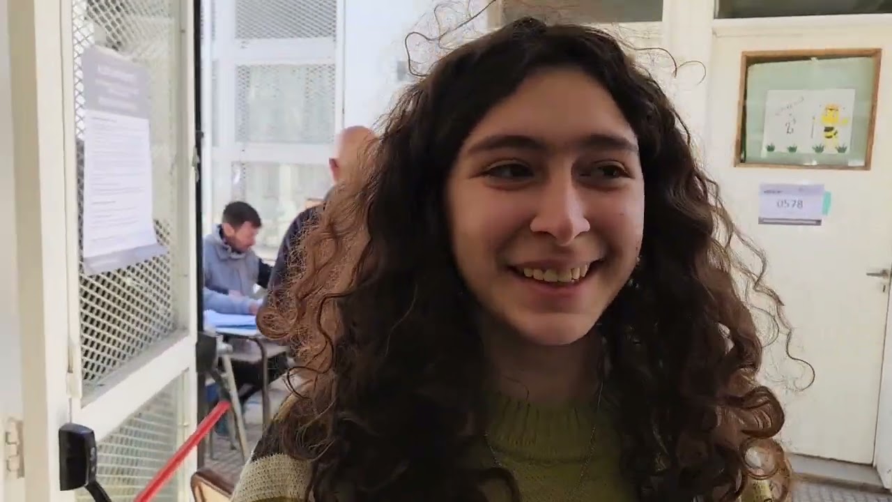 Zoe tiene 16 años y hoy votó por primera vez.