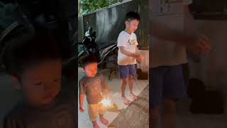 main kembang api kakak & adek