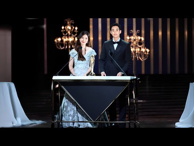 MAKE FANS HYSTERICAL! Kim Soo Hyun and Bae Suzy's surprising appearance on the red carpet today class=