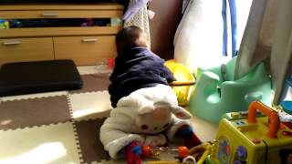 オモチャを後ろに飛ばしたい 20140209(10ヶ月)