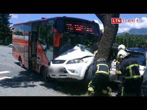 開車遭公車攔腰撞上 花蓮前代理市長夾車內送醫(民眾提供)