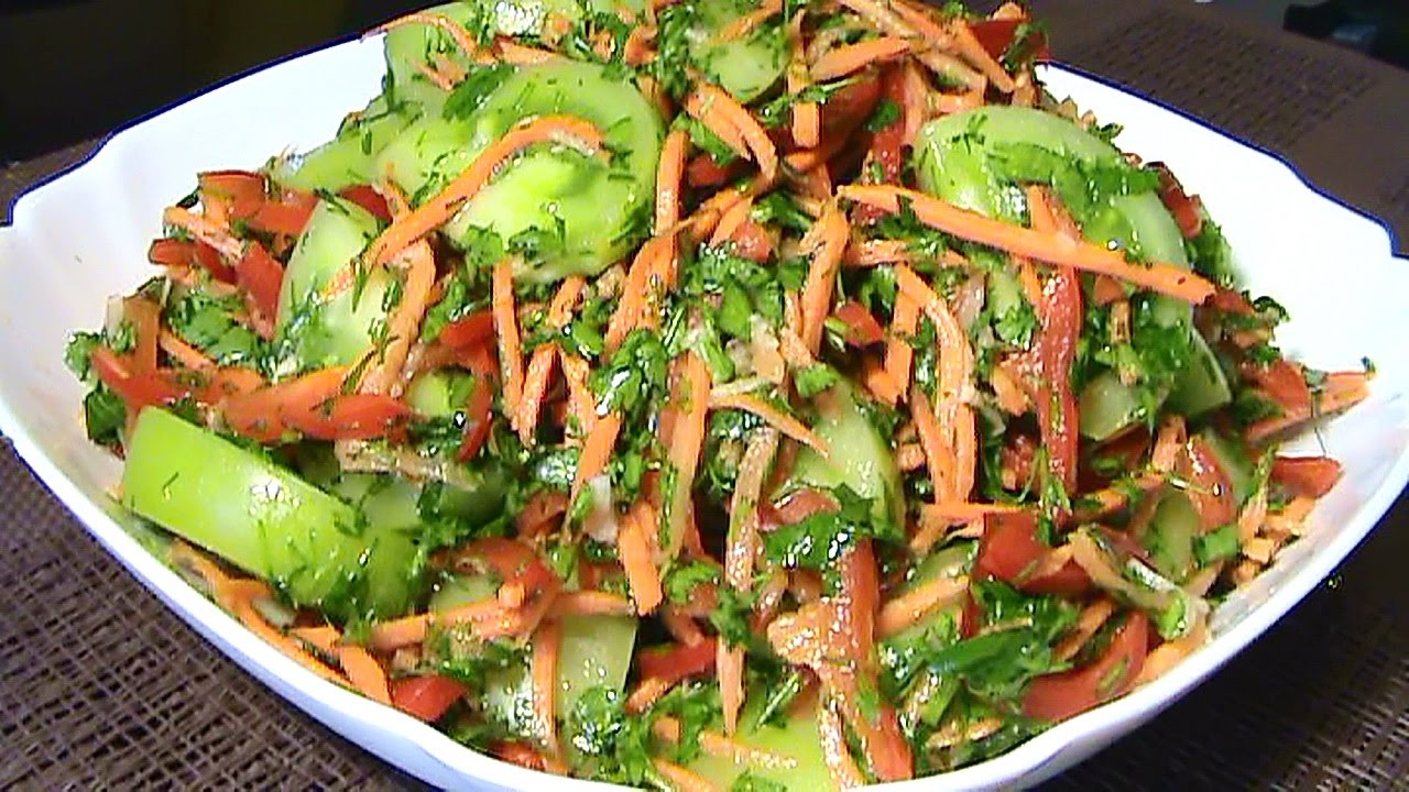 Зеленый салат рецепты на зиму. Салат по корейски. Салат из зелёных помидор по корейски. Корейские острые салаты. Салат с зелеными помидорами.