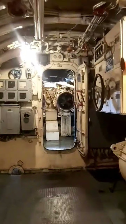 Beginilah Penampakan Dalam Kapal Selam | Inside Submarine