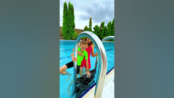 🤽🏻‍♂️ Ajutor în PISCINĂ 🌊 Fell into the POOL 🤣 #shorts