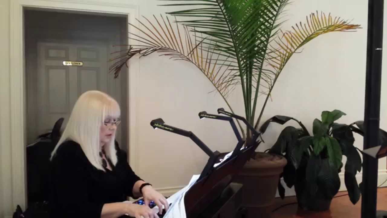 "A Thousand Years" (from the Twilight Saga) with Phyllis Lynch on Piano