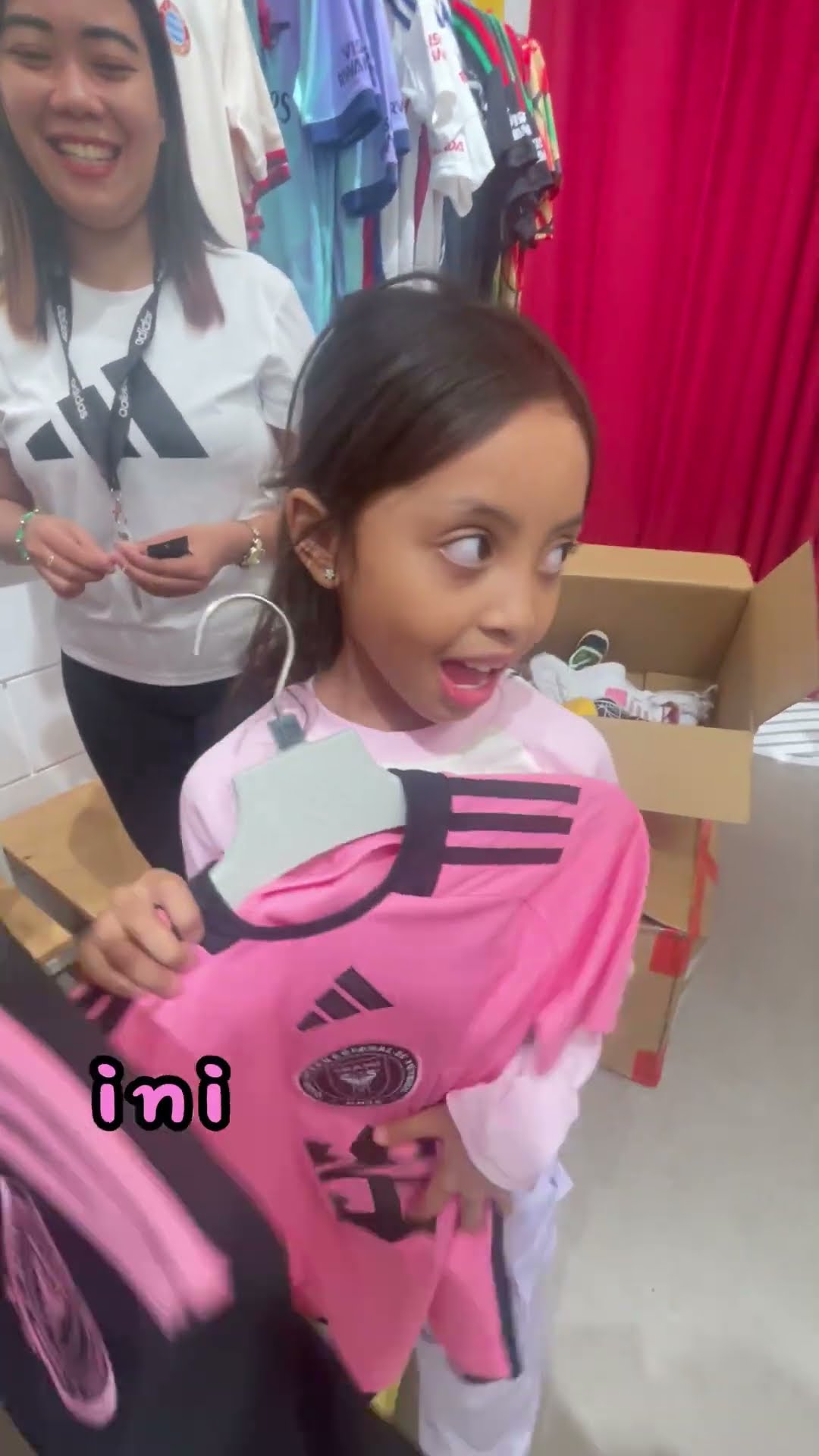LEIKA MAIN BOLA SEKALIAN BELI BAJU BOLA, KIRA KIRA LEIKA FANS TIM BOLA YANG MANA YA???