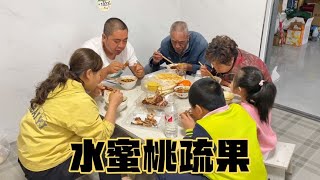 甘肃农民给水蜜桃疏果，晚上买了烧鸡犒劳大家，樱桃全裂心情不好