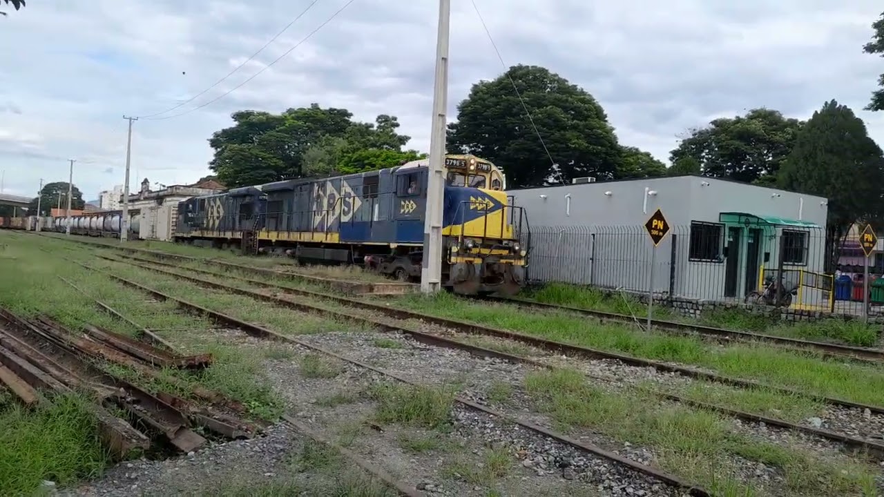 BASF (XUP) com dupla de locomotivas c30-7 #3798 e #3792