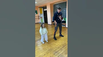 Малышка 4 годика выучила танец за 2 минуты Legiondance 