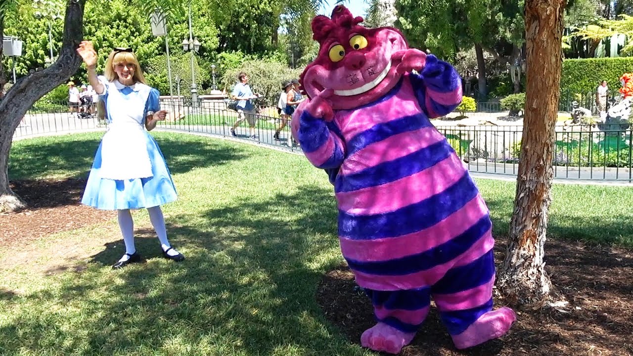 Alice & Cheshire Cat Celebrate Halloween at Disneyland w/Distanced Meet (Tigger, Piglet in Video)