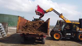 REDROCK ALIGATOR SHEARGRAB in use emptying a silage clamp