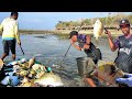 Kejarkejaran ikan terjebak di air dangkal buat  makan dengan warga pulau