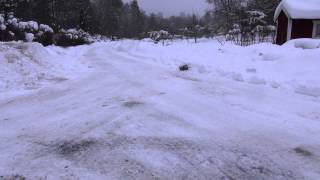 Kyosho Inferno bashing in the snow - 20121226