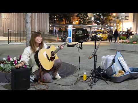 akii「チェリー」2022.11.27　桜木町駅ストリートライブ【みなとみらいをバックに座って歌う声の綺麗なシンガーに出会えた/桜木町はロケーションも美しい】スピッツcover