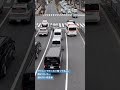 警察 パトカー 救急車が交差点に侵入します!!黒のバンが道を。。パトカーが道開ける!#緊急出動 #緊急走行 #police #救急車#パトカー #警察24時 #警察 パトロール #サイレンで煽ってる?