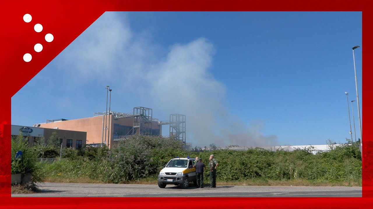 Incendio a Rescaldina (Milano): a fuoco area adibita a deposito bancali