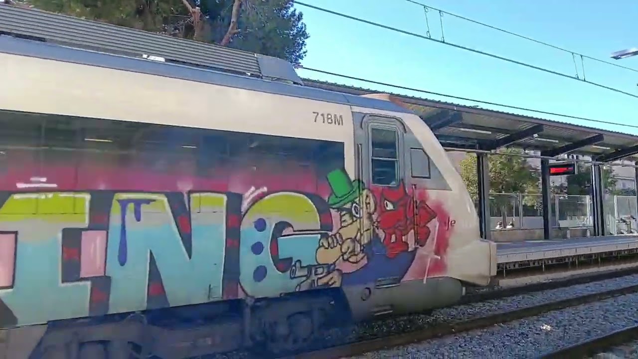 Entrando/ Saliendo de la estación de Sant Feliu Rodalies de Catalunya Civia 465/ UT 447 linea R4