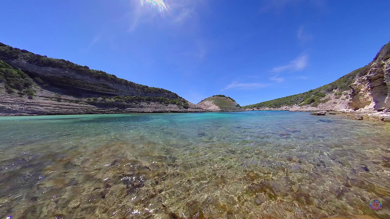 Les pieds dans l'eau avec la plus belle plage de Corse : la plage de l'anse du Fazzio à Bonifacio