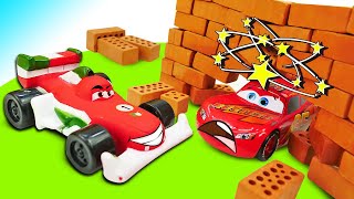 Pourquoi Flash McQueen poursuit Francesco? Course de voitures pour enfants. Jeux avec jouets.