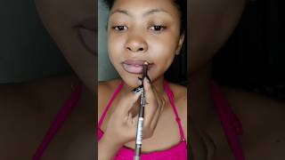 Lèvres roses éclatantes : Astuces de maquillage en 5 minutes 