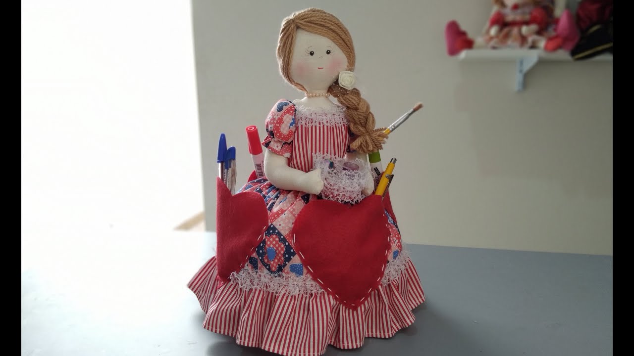 Boneca porta lápis Laila, feita com garrafa pet