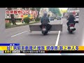 扯！ 男騎車載鐵片擋路 網傻眼：路上神人多@newsebc