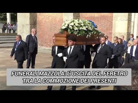 Video Funerali Mazzola, l'uscita del feretro dalla basilica di Sant'Ambrogio