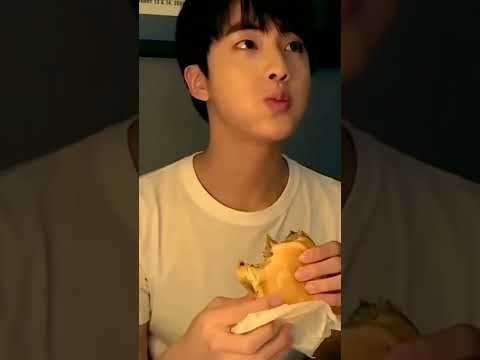 Jungkook'un rahat ve gülümseyerek yiyişi-Tae'nin yemek için acele etmesi-Jin'in masum bakışı 💜💜-ece