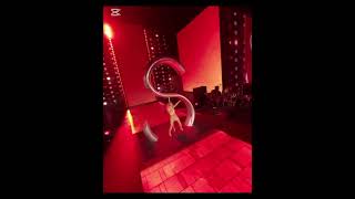 Shakiras Best Lmynl Tour Performance Under Giant S Shocks Fans