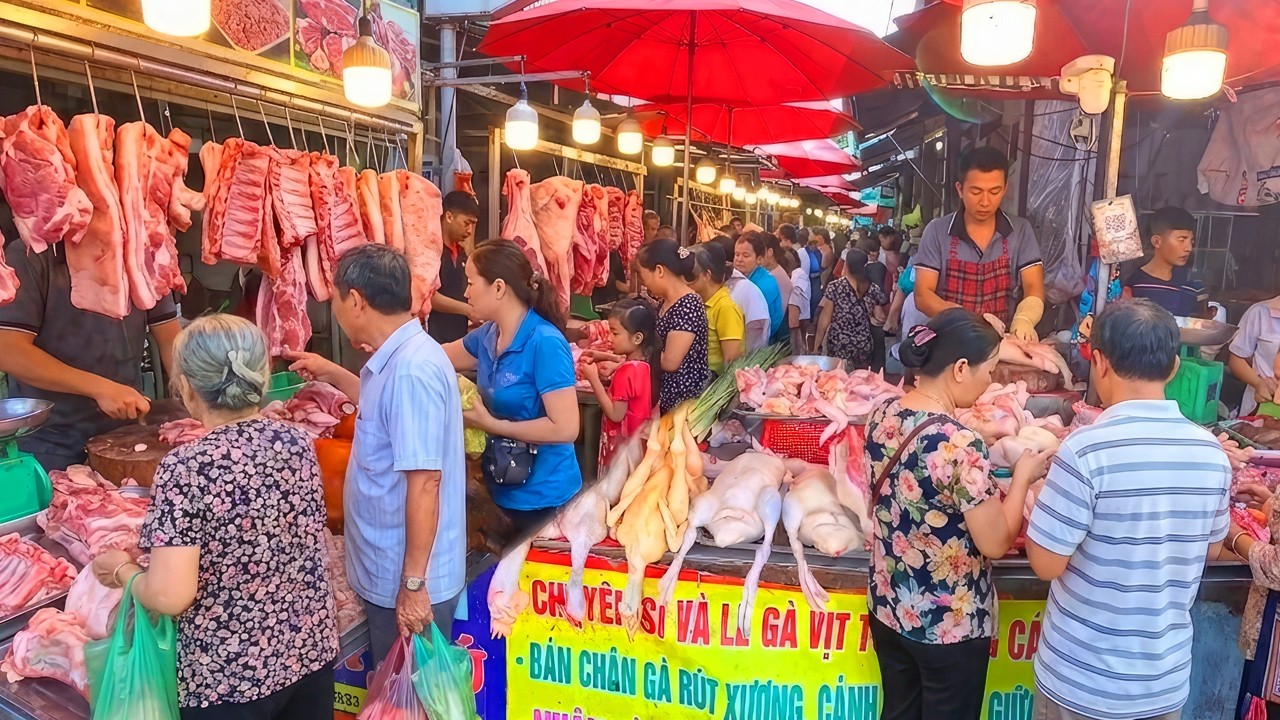 You Won’t Believe What’s Sold at This Market in Vietnam  | Walking Tour 4K
