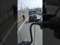 歩行者も自転車もいないはずの道路に、徘徊する老人あらわる。