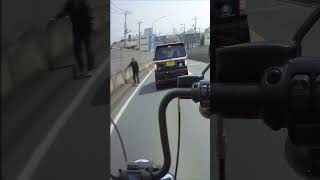 歩行者も自転車もいないはずの道路に、徘徊する老人あらわる。