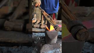 Manual iron cutting techniques #medievalblacksmith #satisfying #asmr