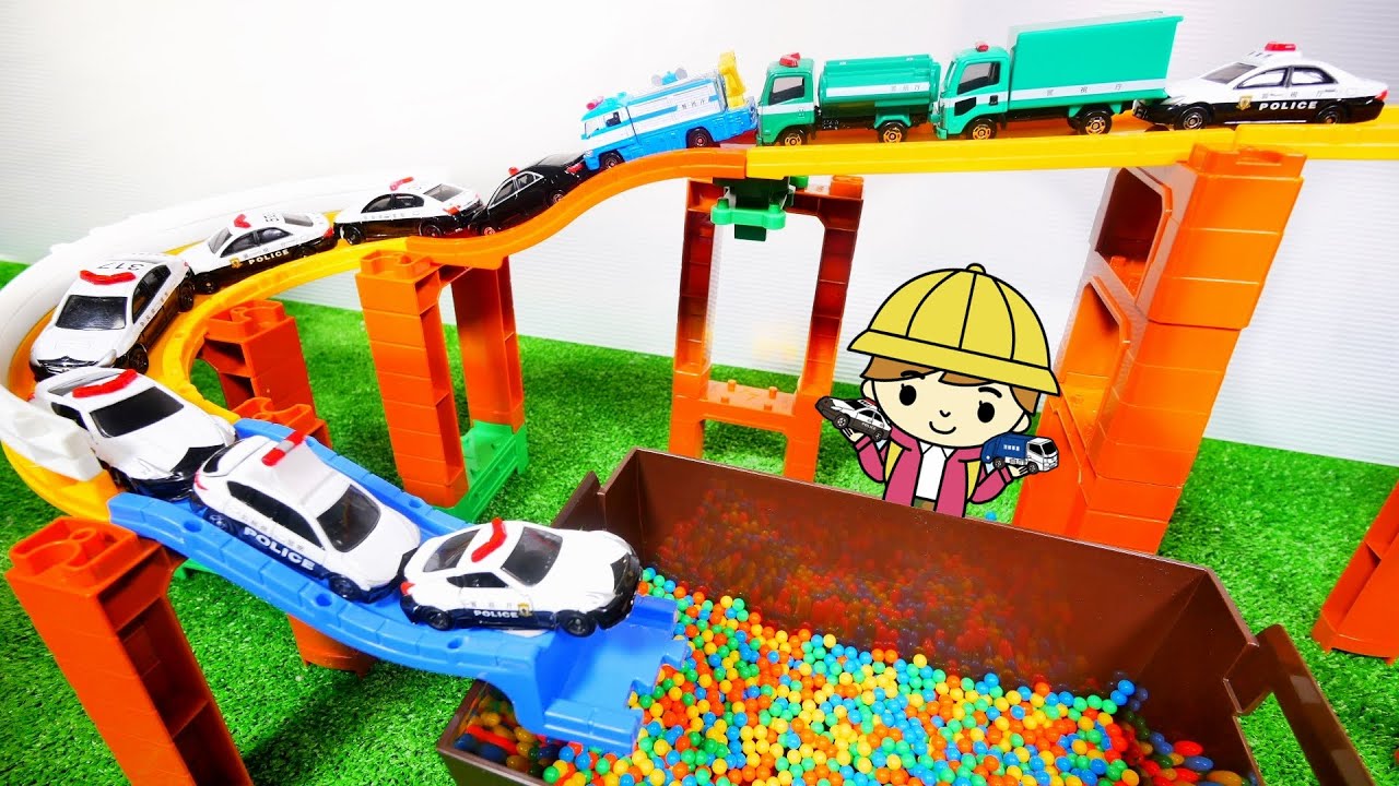 Tomica's working vehicles run up the Tomica System slope and jump