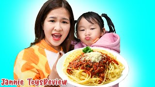 Suri 와 Bona 는 서로에게 양보하는 법을 배웁니다 Collection of Good habits kids toys story | Jannie ToysReview