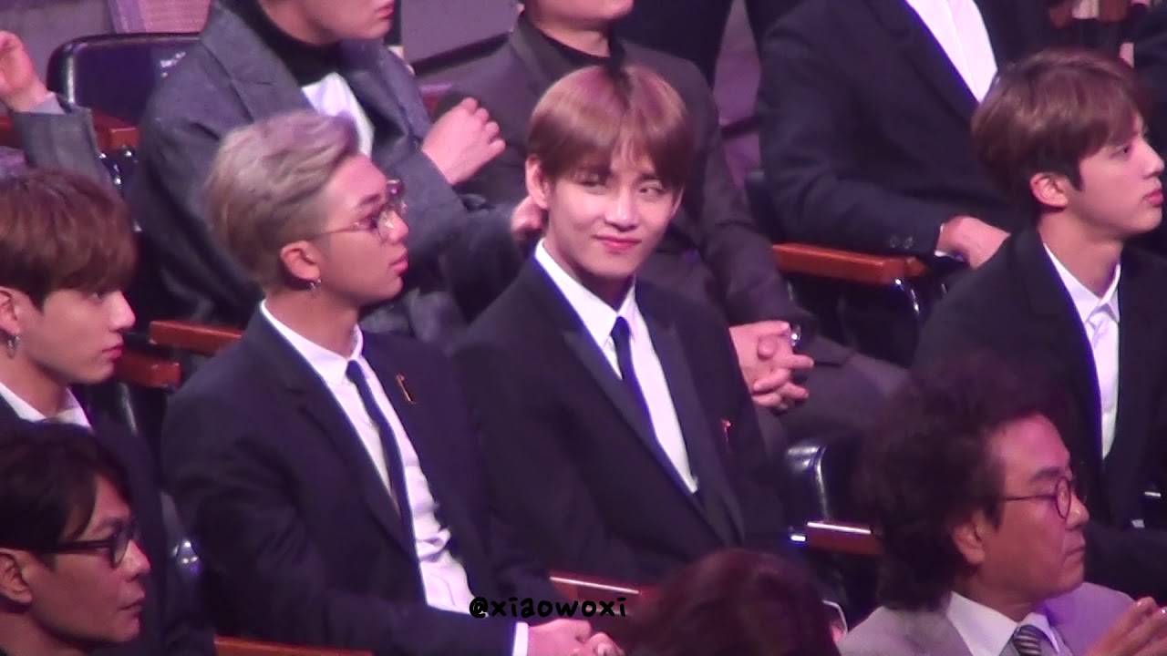181024 대중문화예술상 OST무대감상 중인 태형+지민 깜짝 인사