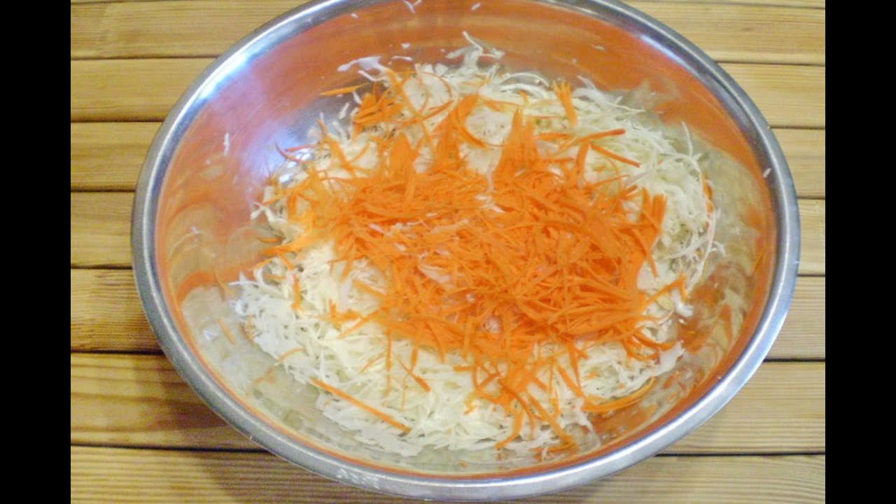 Квашеная капуста сколько моркови. Квашеная капуста в банке. Квашеная капуста рецепт классический. Квашеная морковь рецепт классический. Капуста квашеная кочанами рецепт классический.