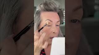 Hooded Lids Eyeshadow: Effortless Blending for Stunning Eyes